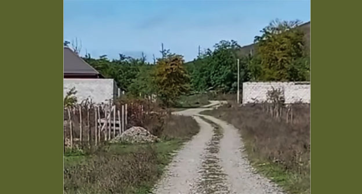 Улица села Плиево Назрановского района. 3 ноября 2025 г. Скриншот видео https://www.instagram.com/reel/DQl2f8XDFMi/