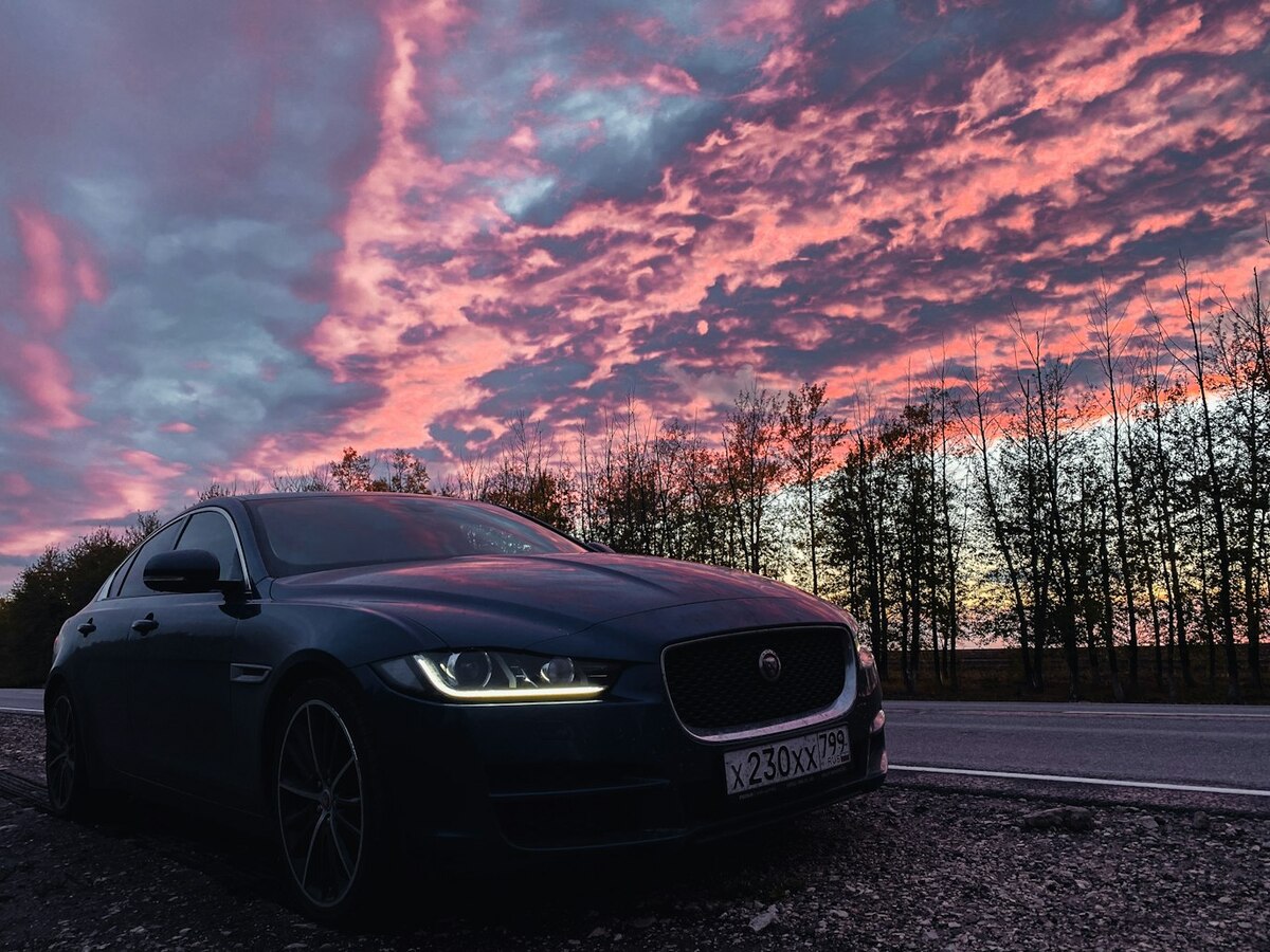 Автомобиль с включенными фарами на дороге. Фото: Alexander Popovkin / Unsplash.com 