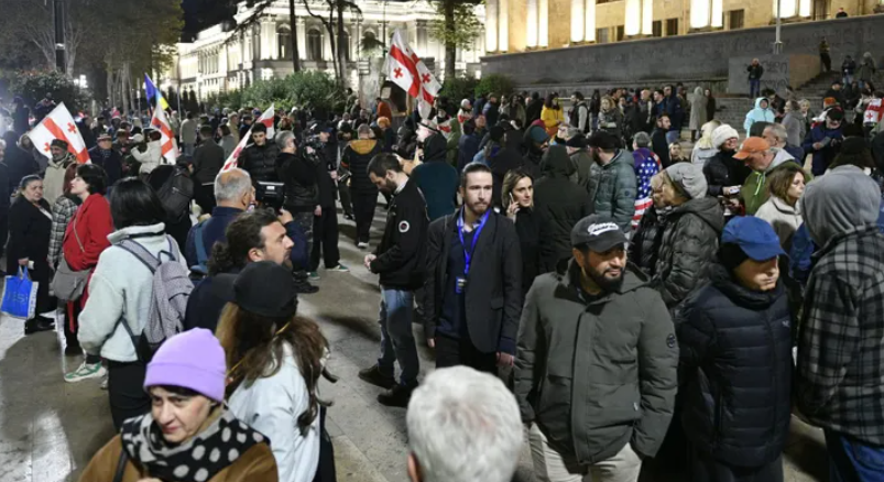 Активисты у здания парламента. Скриншот фото "Интерпрессньюс" от 05.11.25, https://www.interpressnews.ge/ru/article/171655-na-prospekte-rustaveli-prokhodit-aktsiia-protesta-chast-mitinguiushchikh-perekryla-proezzhuiu-chast