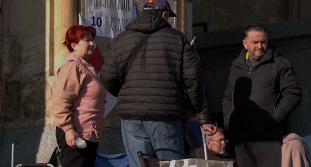 Участники голодовки у парламента Грузии. Скриншот фото телекомпании "Пирвели" от 06.11.25, https://tvpirveli.ge/ka/siaxleebi/sazogadoeba/114203-shimshilobis-me-10-dge-parlamenttan-utskveti-protesti-grdzeldeba