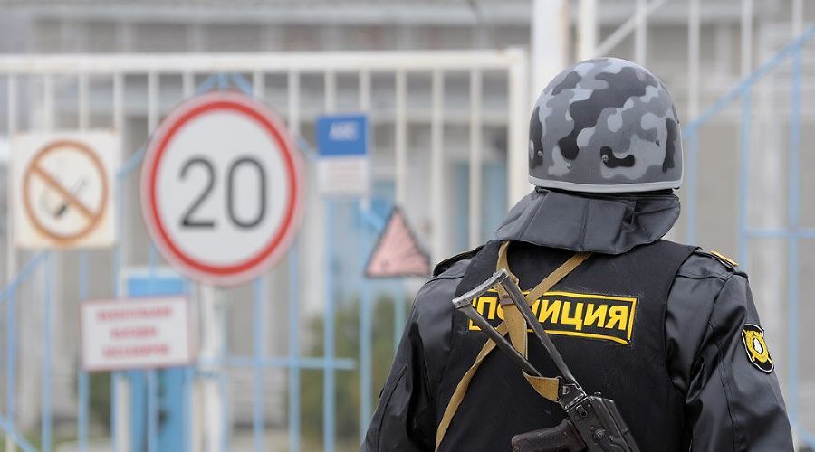 Сотрудник полиции. Фото: Елена Синеок. ЮГА.ру