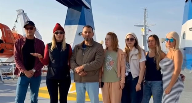 Пассажиры парома Sea Bridge. Ноябрь 2025 г. Скриншот видео  https://www.instagram.com/p/DQy0omfDTD5/?img_index=1