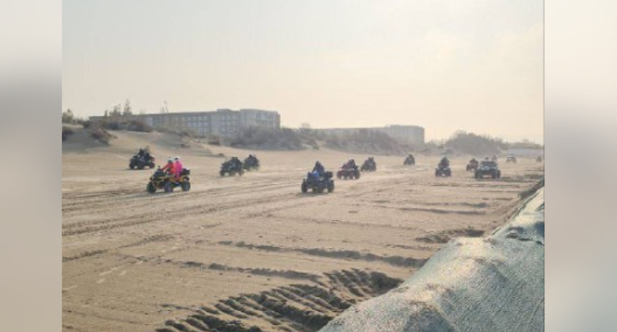 Заезд по пляжу в Анапе. Скриншот фото ОМВД России по Анапе от 15.11.25, https://t.me/OMVD_Anapa_news/10411