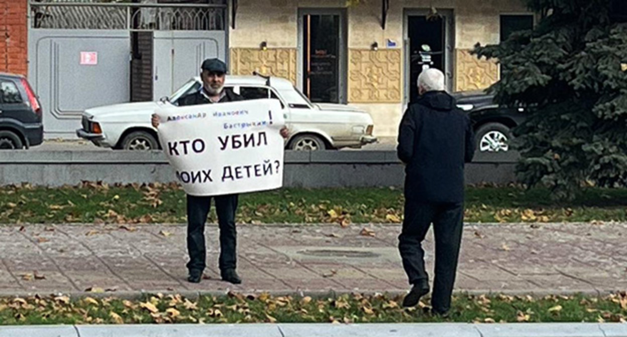 Муртазали Гасангусейнов в одиночном пикете. 18 ноября 2025 г. Фото: https://t.me/no_torture/3730