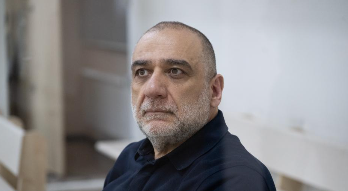 Рубен Варданян в суде. Фото Report.Az от 19.08.25, https://report.az/ru/proisshestviya/v-bakinskom-sude-poterpevshie-i-ih-pravopreemniki-dali-pokazaniya-po-delu-vardanyanayu/