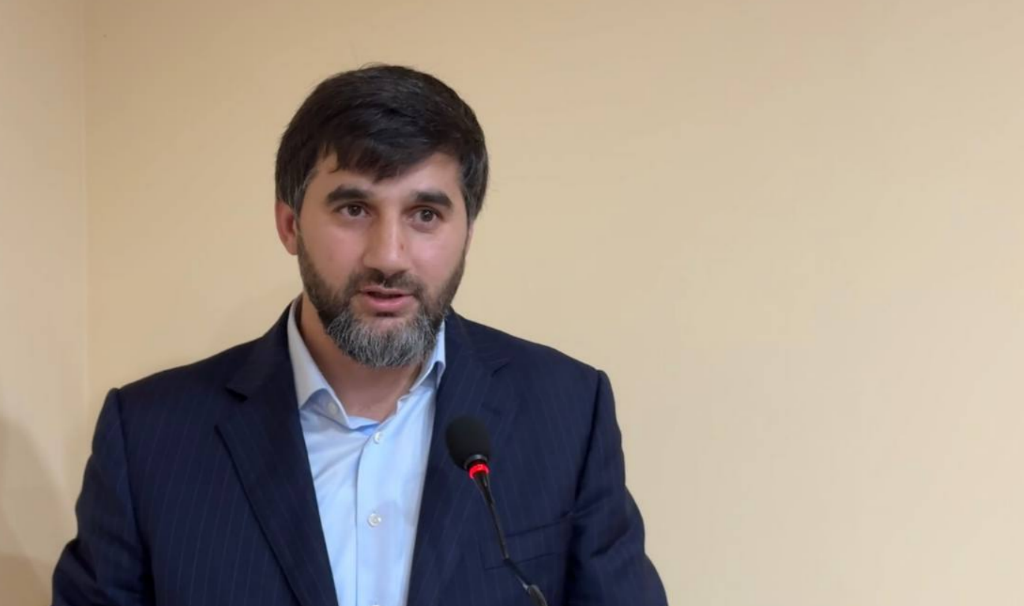 Уллубий Ханмурзаев. Скриншот фото из Telegram-канала администрации Буйнакского района от 21.11.25, https://t.me/buyrayon/16146.