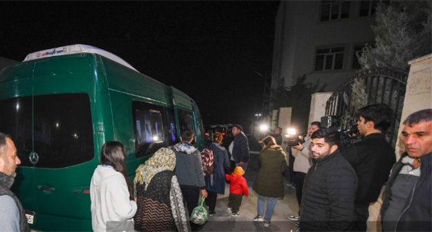 Азербайджанские семьи возвращаются в Кельбаджар. 26 ноября 2025 г. Фото: Аджар Ибрагимов https://oxu.az/ru/politika/v-gorod-kelbadzhar-vozvrashaetsya-ocherednaya-gruppa-pereselencev