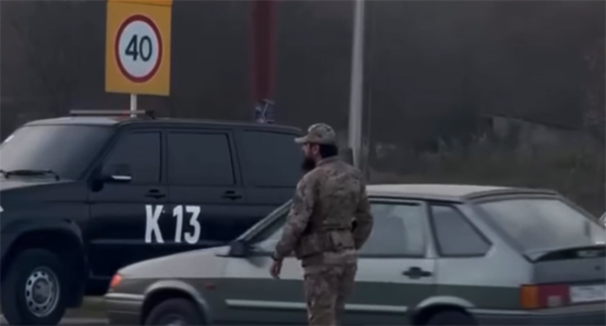 Машина с тонированными стеклами во время рейда на дорогах Чечни. 24 ноября 2025 г. Скриншот видео https://www.instagram.com/p/DRboa83jCxk/ принадлежит компании Meta деятельность которой запрещена в России