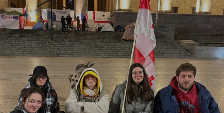 Участники протестов поддержали голодающих. Скриншот фото телекомпании "Пирвели" от 29.11.25,  https://tvpirveli.ge/ka/siaxleebi/sazogadoeba/116027-24-saati-patimrebistvis-akhalgazrdebis-protesti