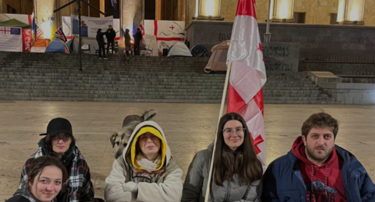 Участники протестов поддержали голодающих. Скриншот фото телекомпании "Пирвели" от 29.11.25,  https://tvpirveli.ge/ka/siaxleebi/sazogadoeba/116027-24-saati-patimrebistvis-akhalgazrdebis-protesti