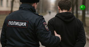 Сотрудник полиции во время задержания. Иллюстрация "Кавказского узла" созданная ИИ при помощи программы Copilot