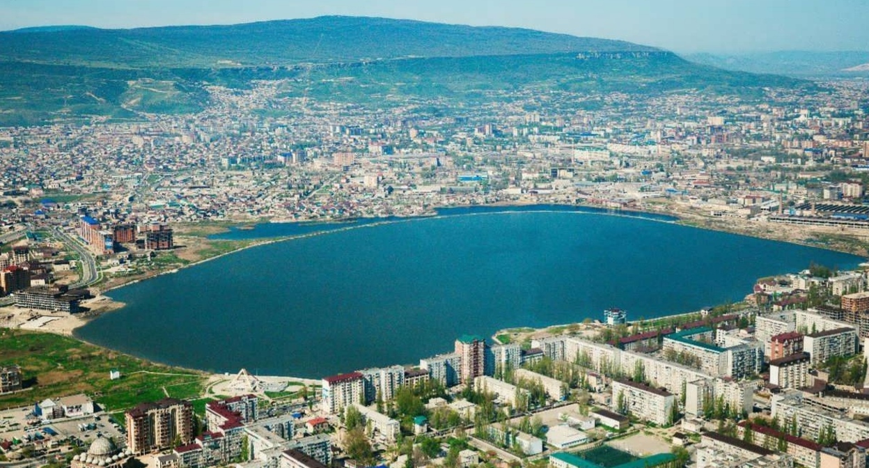 Озеро Ак-Гёль. Фото: https://www.ecmo.ru/mediacategories/vazhnoe/dagestanskoe-ozero-ak-gyol-na-grani-gibeli