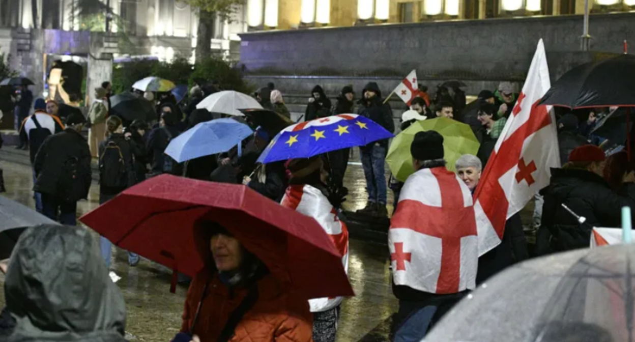 Сторонники евроинтеграции у парламента Грузии. Скриншот фото "Интерпрессньюс" от 07.12.25, https://www.interpressnews.ge/ka/article/856684-parlamenttan-saprotesto-akcia-mimdinareobs