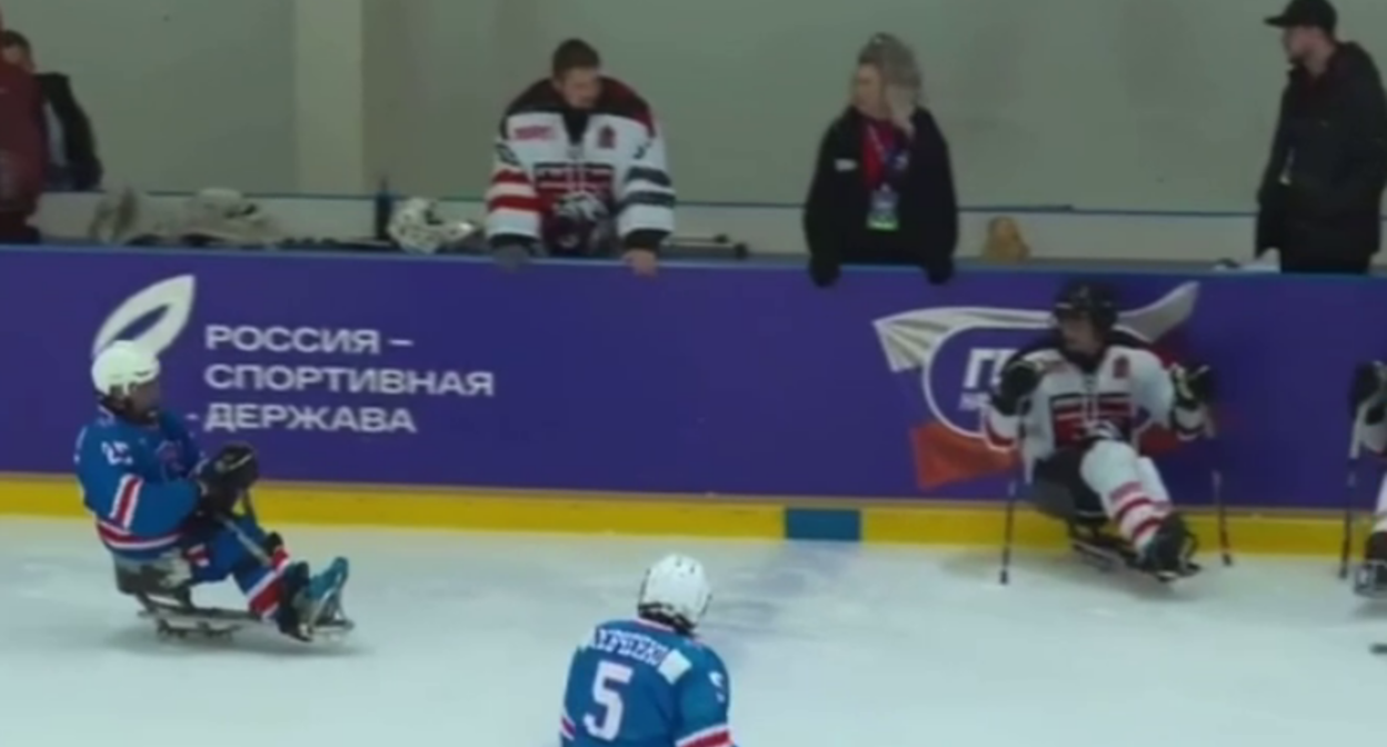 Фрагмент матча по следж-хоккею. Стоп-кадр видео из Telegram-канала Паралимпийского комитета России от 01.11.25, https://t.me/russianparalymp/15703?comment=8833
