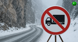 Проезд для грузовиков закрыт. Иллюстрация создана «Кавказским узлом» с помощью ИИ в программе Copilot