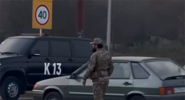 Машина с тонированными стеклами во время рейда на дорогах Чечни. 24 ноября 2025 г. Скриншот видео https://www.instagram.com/p/DRboa83jCxk/ принадлежит компании Meta деятельность которой запрещена в России