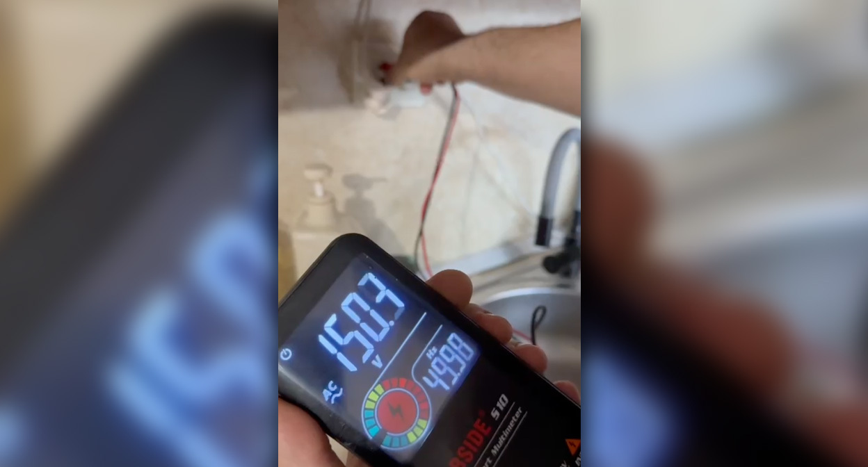 Показания вольтметра. Стоп кадр из видео, которое прислал читатель "Кавказского узла" в бота обратной связи. 