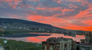 Махачкала. Скриншот фото с сервиса "Яндекс.Карты" https://yandex.ru/maps/org/mechet_imeni_ali_khadzhi_akushinskogo/231878760168/panorama/?ll=47.554475%2C42.958692&panorama%5Bdirection%5D=-137.400000%2C10.000000&panorama%5Bfull%5D=true&panorama%5Bpoint%5D=47.554787%2C42.958910&panorama%5Bspan%5D=0.000000%2C0.000000&z=15