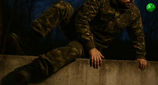 Военный покидает часть. Иллюстрация создана «Кавказским узлом» с помощью ИИ в программе Copilot