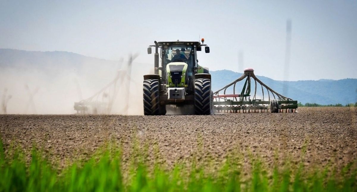 Сельскохозяйственная техника в поле. Фото: Минсельхоз Северной Осетии https://mcx.alania.gov.ru/news/1915