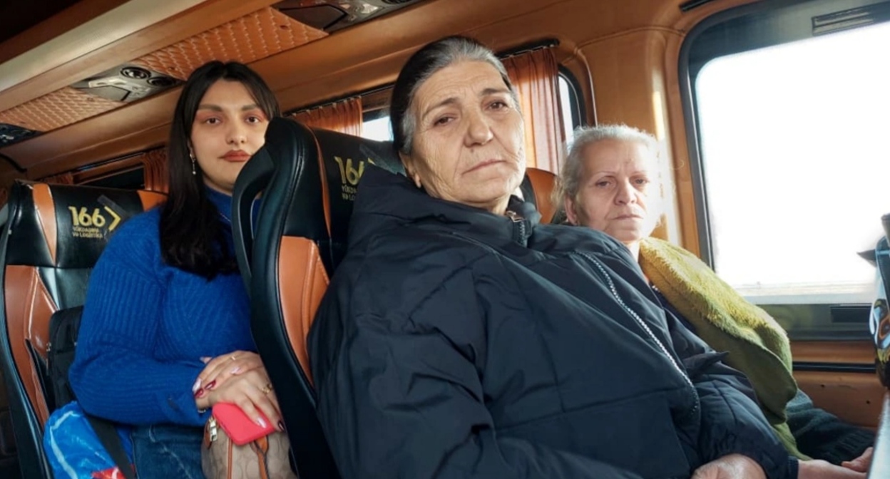 Азербайджанские переселенцы. 20 декабря 2025 года. Фото: Report https://report.az/ru/vnutrennyaya-politika/v-poselok-kyarkidzhahan-goroda-hankendi-otpravilas-pervaya-gruppa-zhitelej