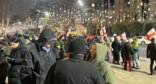 Участники акции протеста у парламента Грузии. Скриншот фото "Интерпрессньюс" от 21.11.25, https://www.interpressnews.ge/ka/article/857899-parlamenttan-saprotesto-akcia-grzeldeba