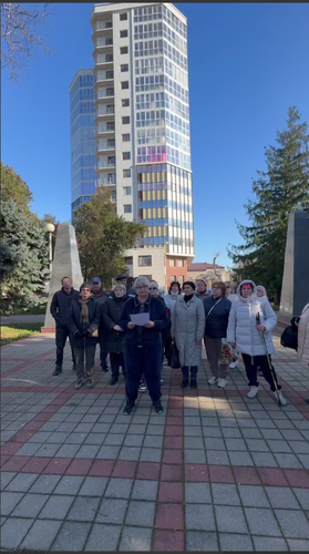 Жители Анапы обратились к Вениамину Кондратьеву с просьбой оказать содействие во вводе в эксплуатацию 17-этажного жилого дома. 20 декабря 2025 года. Видео: Утренний Юг / https://t.me/UtrennijYug/41836