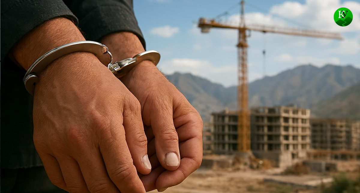 Руки в наручниках на фоне стройки. Иллюстрация создана «Кавказским узлом» с помощью ИИ в программе Copilot Руки в наручниках на фоне стройки. Иллюстрация создана «Кавказским узлом» с помощью ИИ в программе Copilot