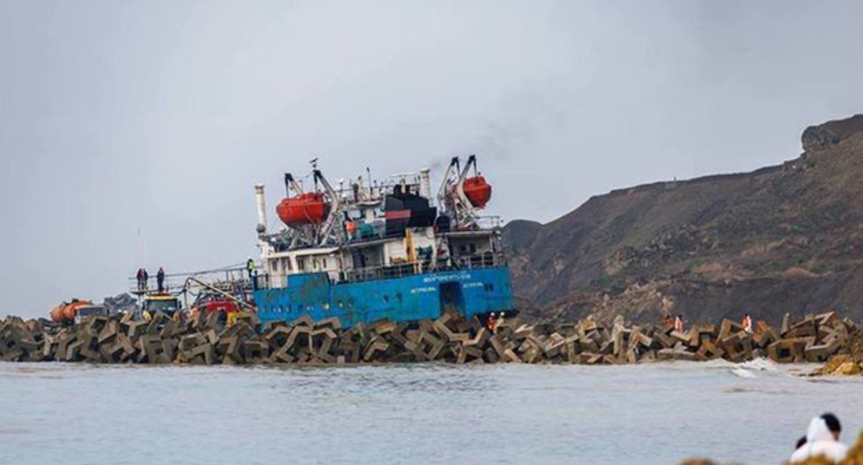 Затонувший танкер в Керченском проливе. Фото: правительство России