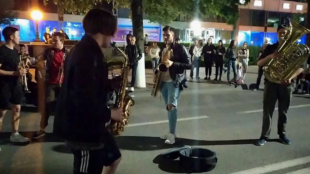 Уличные музыканты в Краснодаре. Стоп-кадр видео https://www.youtube.com/watch?v=2vOEDuYqsKo