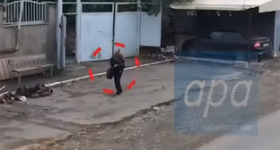 Кадр видео, посвященный инциденту с Кареном Аванесяном. 15 сентября 2025 г. Скриншот видео "Orxan Sirinli ŞO TV" https://www.youtube.com/live/8tKEkItb-NU