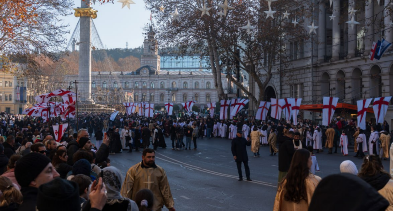 Шествие "Алило". Скриншот фото Paper Kartuli от 07.01.26, https://t.me/paperkartuli/25519.