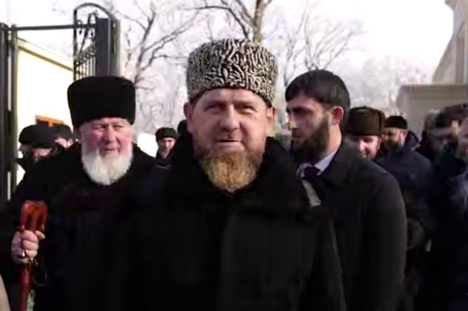 Рамзан Кадыров (в центре). Стоп-кадр видео из его Telegram-канала от 03.01.26, https://t.me/RKadyrov_95/6277