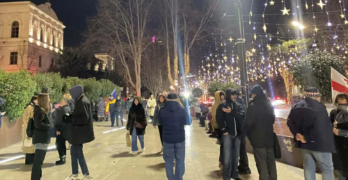 Протестующие на проспекте Руставели в Тбилиси. Скриншот фото "Интерпрессньюс" от 11.01.26, https://www.interpressnews.ge/ka/article/859244-parlamenttan-saprotesto-akcia-mimdinareobs.