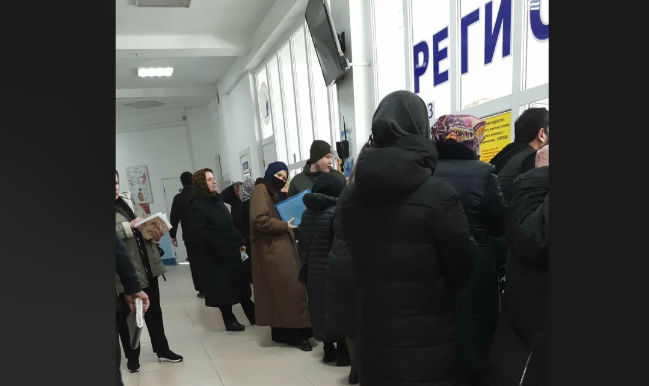 Очереди в поликлинике Каспийска. Скриншот фото пользователя Магомед Исмаев с сервиса "Яндекс.Карты",https://yandex.com/maps/org/kaspiyskaya_gorodskaya_poliklinika/1001303447/gallery/?ll=47.634489%2C42.887755&photos%5Bbusiness%5D=1001303447&photos%5Bid%5D=urn%3Ayandex%3Asprav%3Aphoto%3A12813969_2a0000018e23a783cdb58e8dc5bacb39d45e&z=16