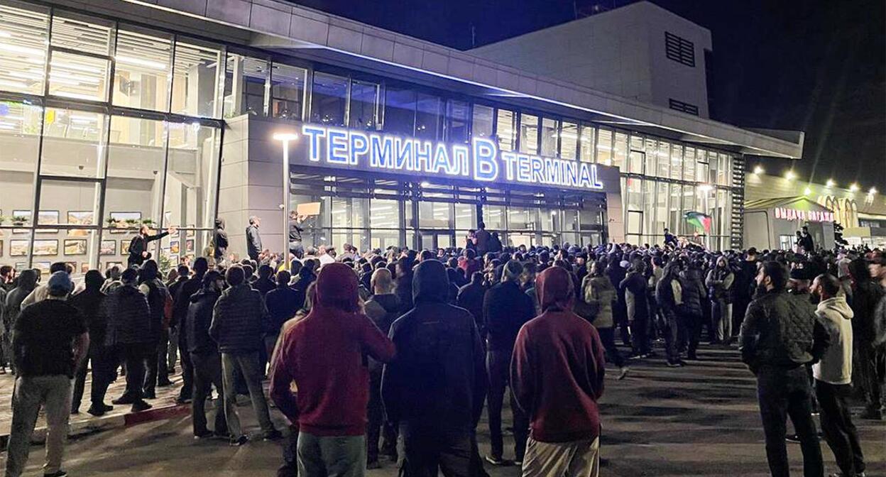 Беспорядки в Махачкале. 29 октября 2023 г. Скриншот видео https://www.youtube.com/watch?v=_8wl_GWpzDk