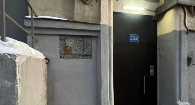 Разбитая мемориальная доска на доме Политковской. Фото: Замятин/Telegram