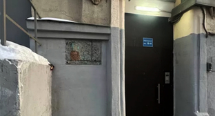 Разбитая мемориальная доска на доме Политковской. Фото: Замятин/Telegram