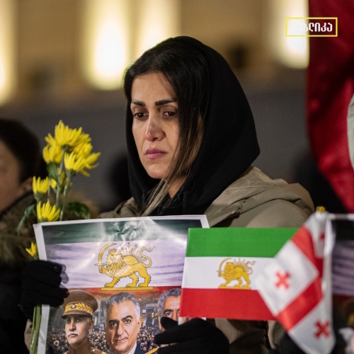 Кадр к протестующим у парламента Грузии в 420-й день подряд присоединились граждане Ирана. 21.01.2025  Фото: Publika /https://www.facebook.com/photo?fbid=1659761348756742&set=pcb.1659761538756723