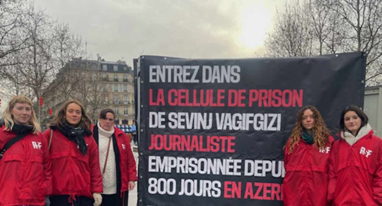 Участники акции в защиту арестованных в Азербайджане журналистов. Фото предоставлено "Кавказскому узлу" участником акции