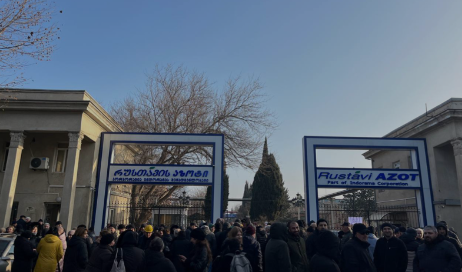 Бастующие у "Руставского азота". Скриншот фото телекомпании Pirveli от 01.02.26, https://tvpirveli.ge/ka/siaxleebi/sazogadoeba/120418-administratsiis-shemotavazeba-damamtsirebelia-rustavis-azotis-qarkhanashi-gapitsva
