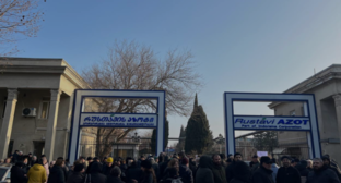 Бастующие у "Руставского азота". Скриншот фото телекомпании Pirveli от 01.02.26, https://tvpirveli.ge/ka/siaxleebi/sazogadoeba/120418-administratsiis-shemotavazeba-damamtsirebelia-rustavis-azotis-qarkhanashi-gapitsva
