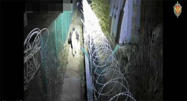 Подозреваемый в попытке поджога машин силовиков. Скриншот видео ФСБ России по Астраханской области