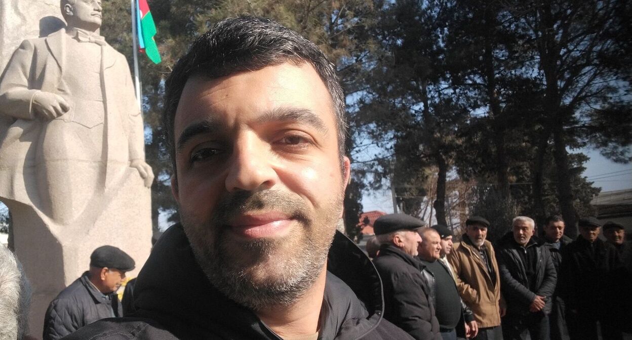 Орхан Бахыш у памятника одному из основателей Азербайджанской народной республики (1918-1920) Мамед Эмину Расулзаде. Фото с личной страницы активиста Orxan Baxış / Facebook* 