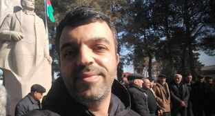 Орхан Бахыш у памятника одному из основателей Азербайджанской народной республики (1918-1920) Мамед Эмину Расулзаде. Фото с личной страницы активиста Orxan Baxış / Facebook* 