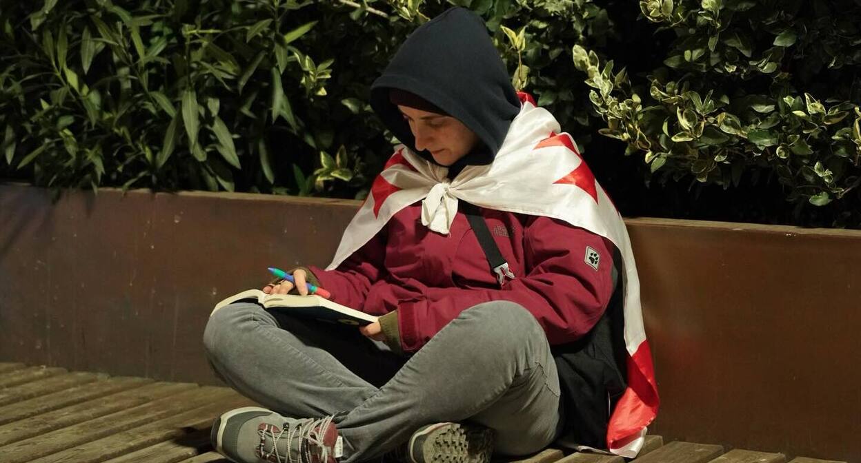 Участник акции на проспекте Руставели. Фото: Nino Kikvadze / Publika 