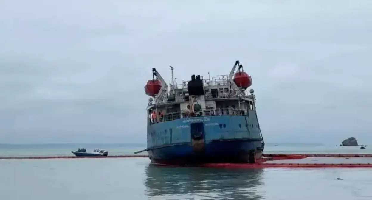 Затонувший танкер возле Анапы. Фото: МЧС России/Telegram