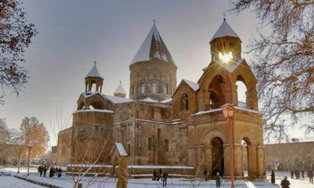 Эчмиадзинский кафедральный собор. Скриншот фото https://www.armenianchurch.org/ru/news/график-церемоний-по-случаю-нового-года-и-святого-рождества-в-первопрестольном-святом-эчмиадзине-2017/11589.
