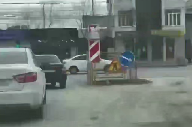 Яма на улице Ирчи Казака. Стоп-кадр видео "Сапа Кавказ", https://t.me/sapakavkaz/6455 Яма на улице Ирчи Казака. Стоп-кадр видео "Сапа Кавказ", https://t.me/sapakavkaz/6455