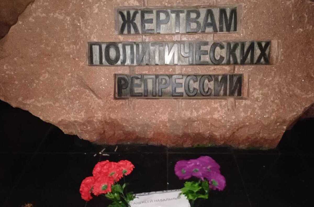 Цветы у памятника. Фото предоставлено "Кавказскому узлу" Владимиром Тельпуком. 